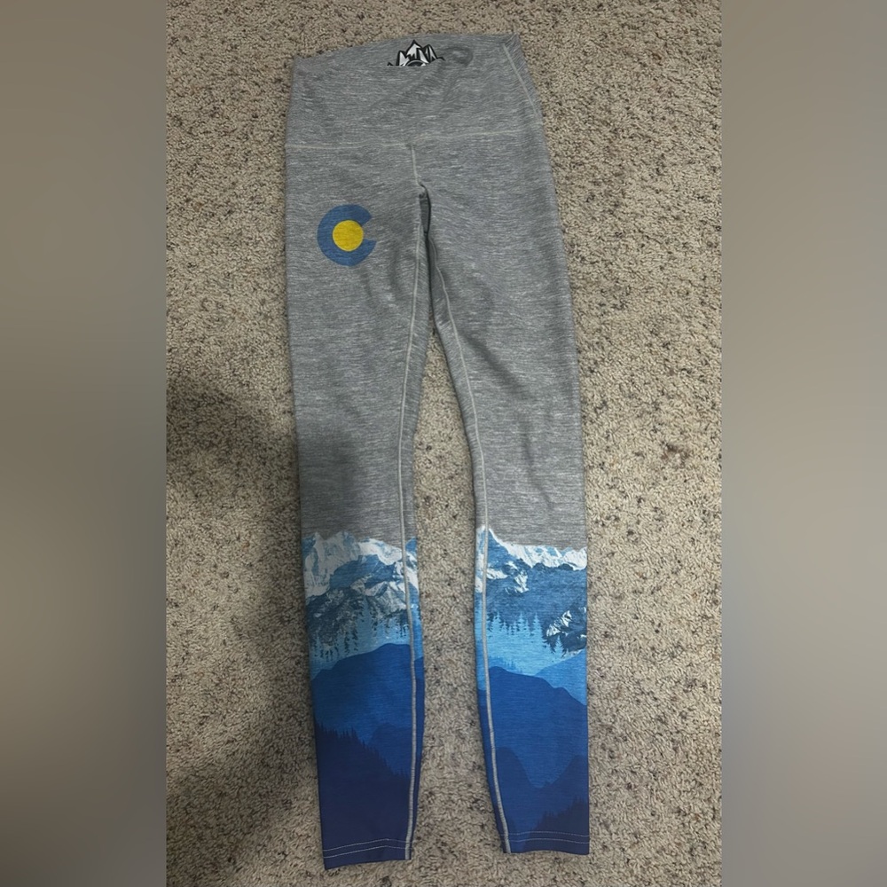 Women’s Colorado Threads Leggings with Mountain Design- size Small